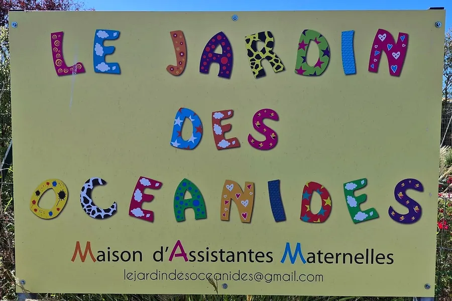Panneau coloré de la MAM : « Le jardin des Océanides, Maison d'Assistantes Maternelles »